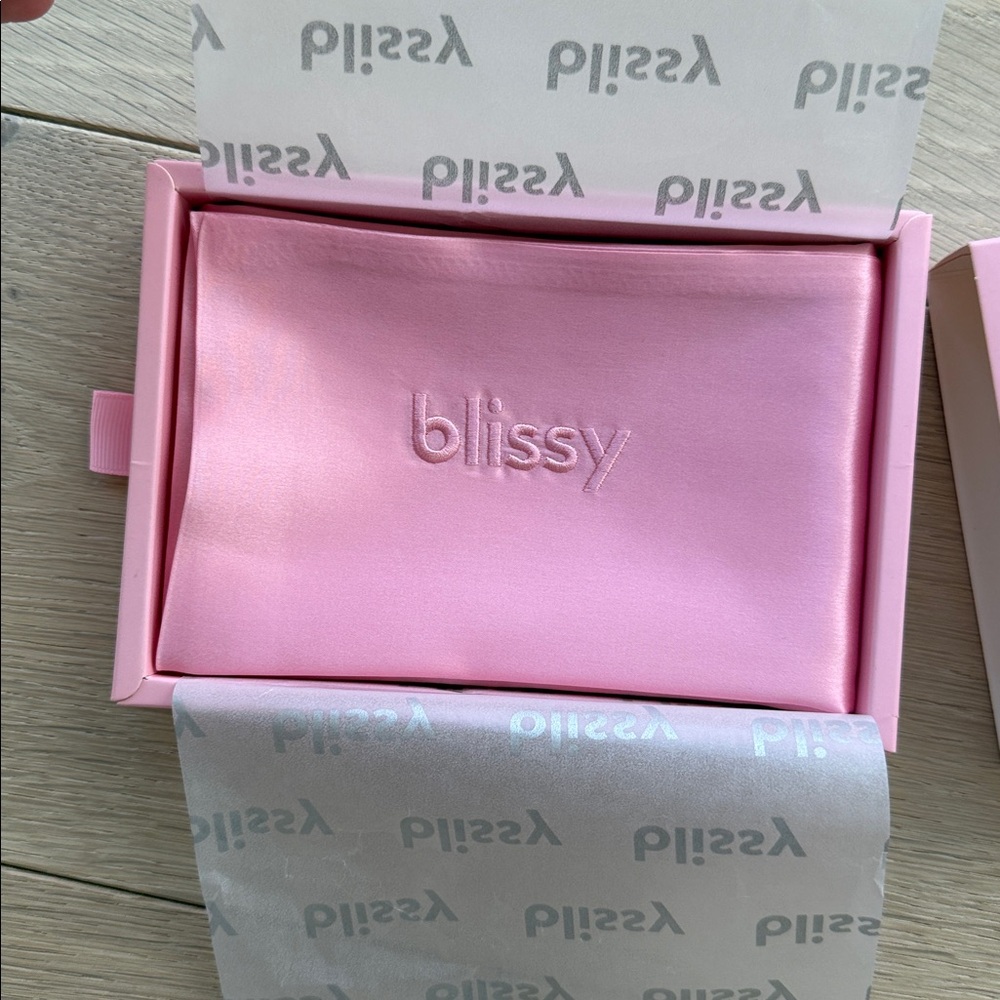 Blissy Junior Bubblegum Pink Silk Pillowcase (20x26) - Picture 2 of 3